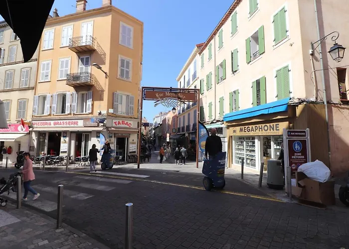 Zone piétonne, logement 4 personnes climatisé avec terrasse (VAR1)